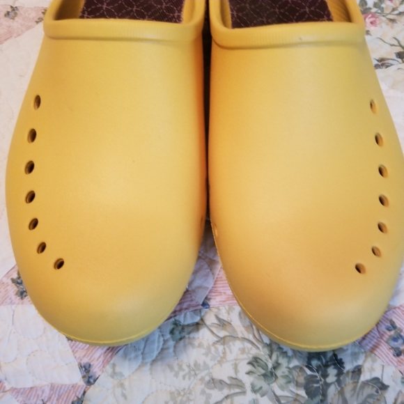 🌻 Crocs Clogs - Picture 7 of 9